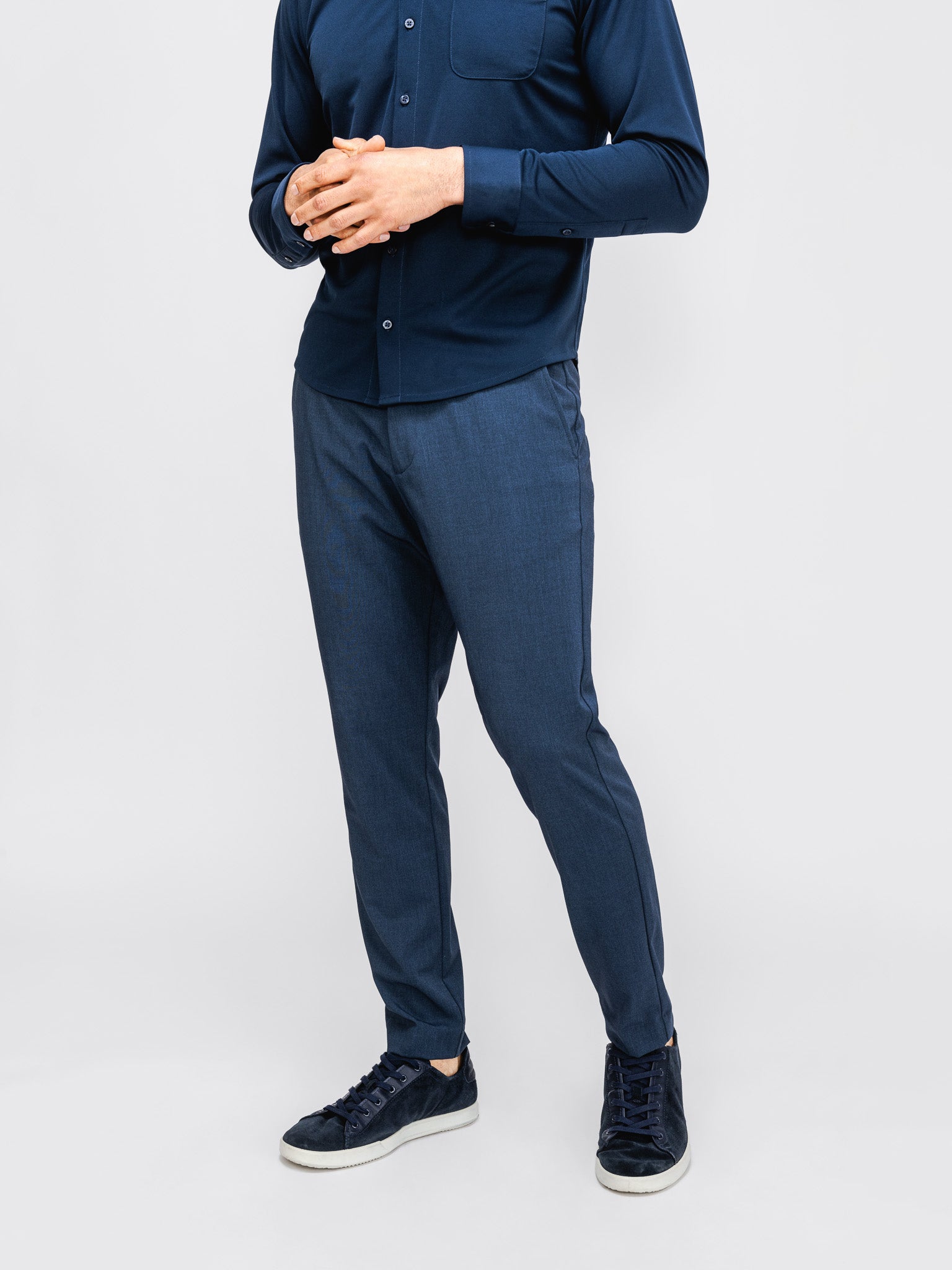 model wearing mens velocity pull on pant azurite heather